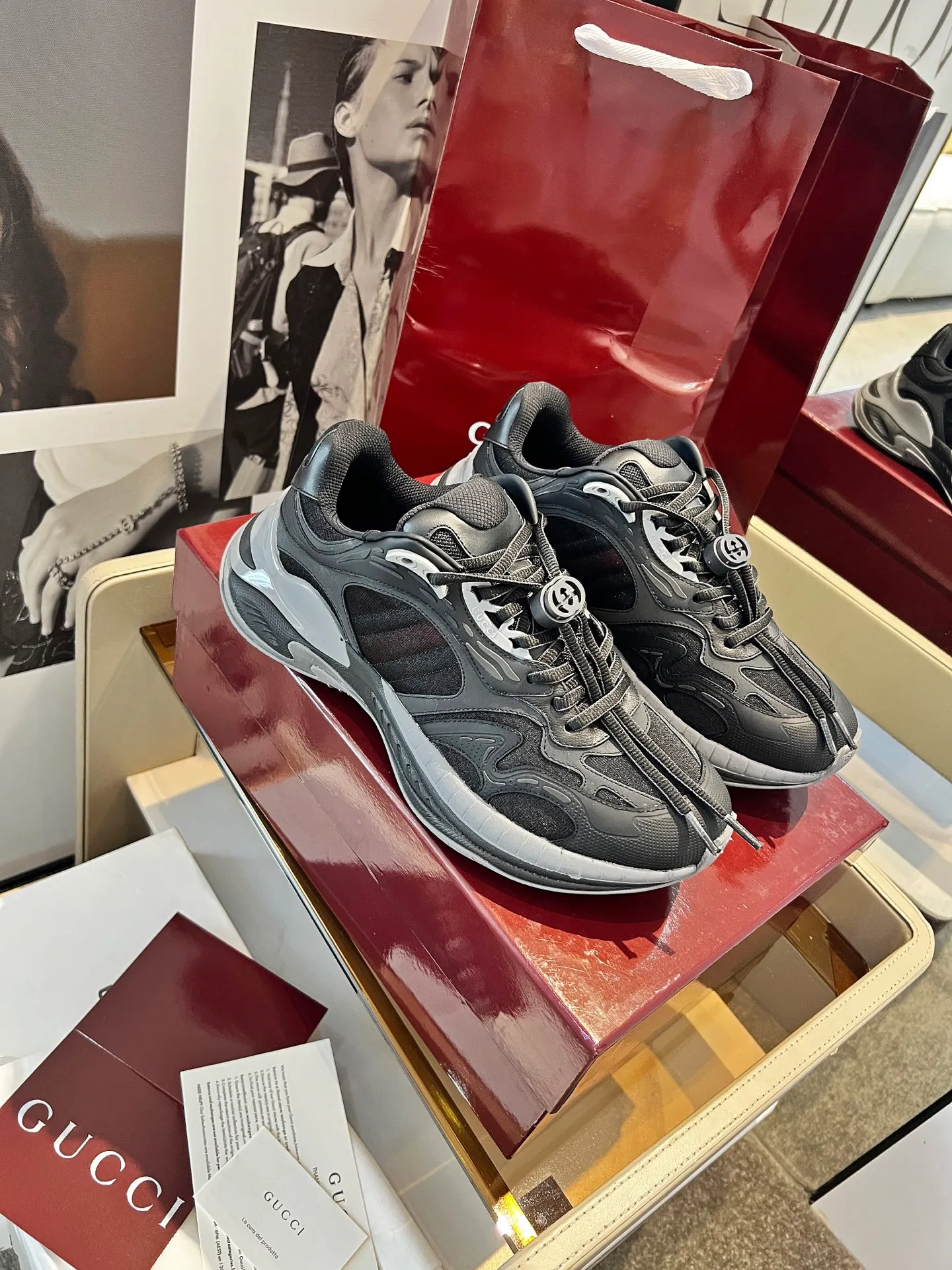[G Home] P: 900💰 Only men’s models, Size::39-46, (46 customized) 2025Gucci couple series 2.0 sports shoes are made with heavy investment❤️‍🔥❤️‍🔥❤️‍🔥Renewed interpretation of the brand's iconic striped webbing elements😍😍When retro genes collide with futuristic design🎊🎊This new pair of Gucci shoes directly reaches the trend threshold💥 ✔️Color combination of caron contrast + classic stripes, GG reflective piping, visual impact, and comes with a high-light filter for street use ✔️ The structure is made of multi-layer splicing of different materials, mesh is breathable, leather is shaped, and the outsole is made of EVA foam and TPU. 😍😍😍Fashion and practicality are both online ✔️ Detailed double G midsole + iconic double G lock shoelaces, retro DNA is crazy and restless, and every step is based on the trendy aesthetic ❤️❤️❤️❤️